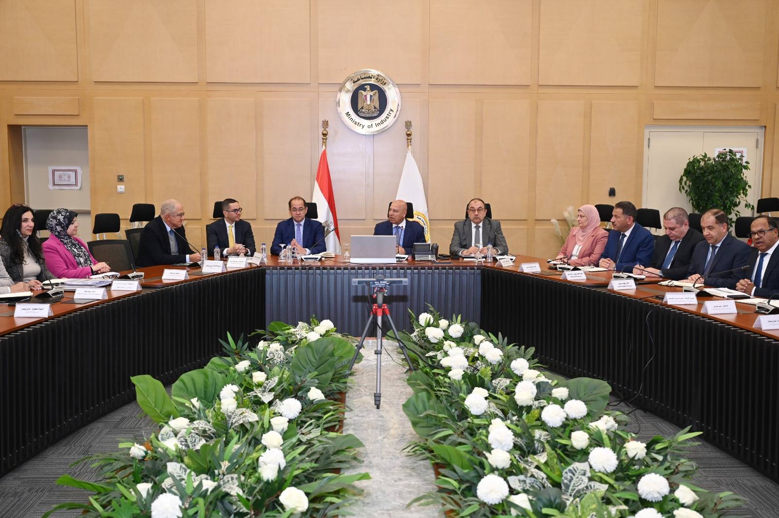 نائب رئيس مجلس الوزراء للتنمية الصناعية يجتمع بوزراء قطاع الأعمال والاستثمار والتجارة الخارجية والمالية واتحاد الصناعات المصرية لبحث سبل تعميق التصنيع المحلي وتقليل فاتورة الواردات في قطاعات الغزل والنسيج والملابس الجاهزة