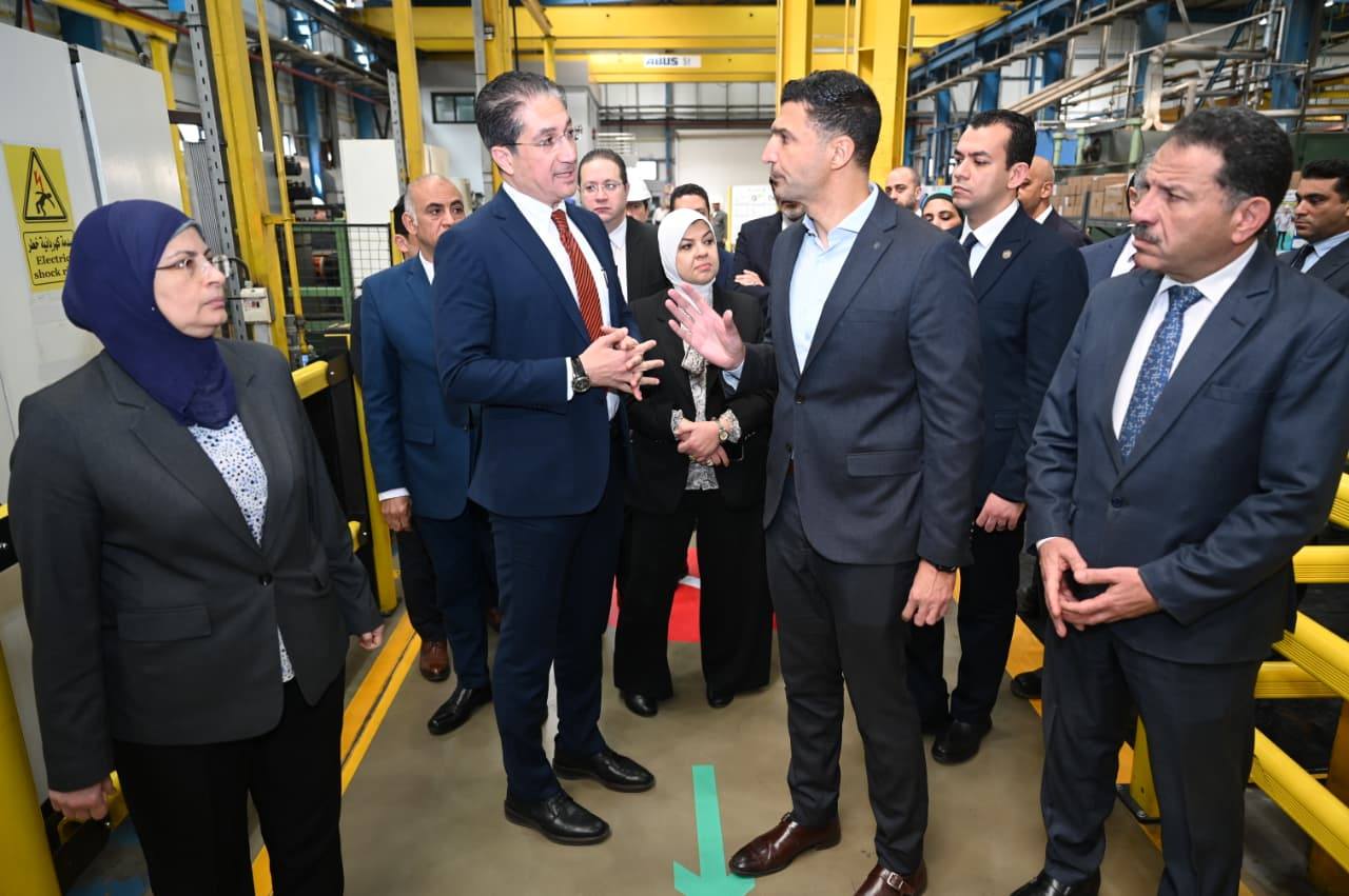 في أول زيارة ميدانية للمصانع والمناطق الصناعية وزير الصناعة يتفقد مصنعين متخصصين في الصناعات الهندسية والغذائية بمدينة العاشر من رمضان م خالد هاشم  وزارة الصناعة حريصة على دعم المصانع لرفع نسبة المكون المحلي والنهوض بمستوى وكفاءة الموردين المحليين