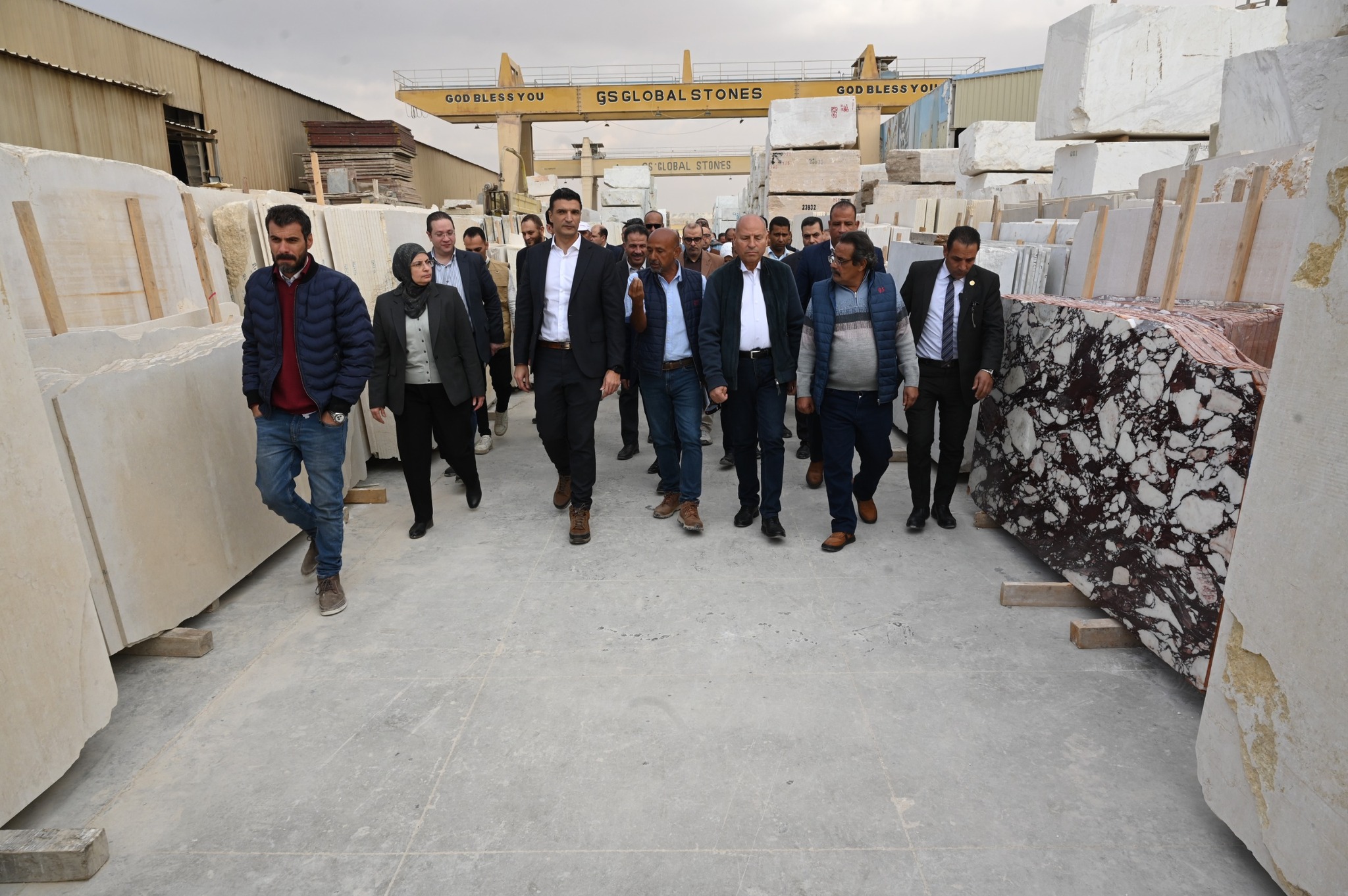 وزير الصناعة ومحافظ القاهرة يتفقدان 5 مصانع متخصصة في تصنيع منتجات الرخام والجرانيت ومركز تكنولوجيا الصناعات التعدينية والرخام بمنطقة شق الثعبان الصناعية