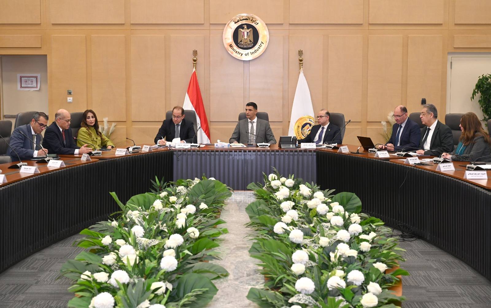 وزير الصناعة يبحث مع وزيري الاستثمار والتجارة الخارجية والمالية محاور البرنامج الوطني لتنمية صناعة السيارات